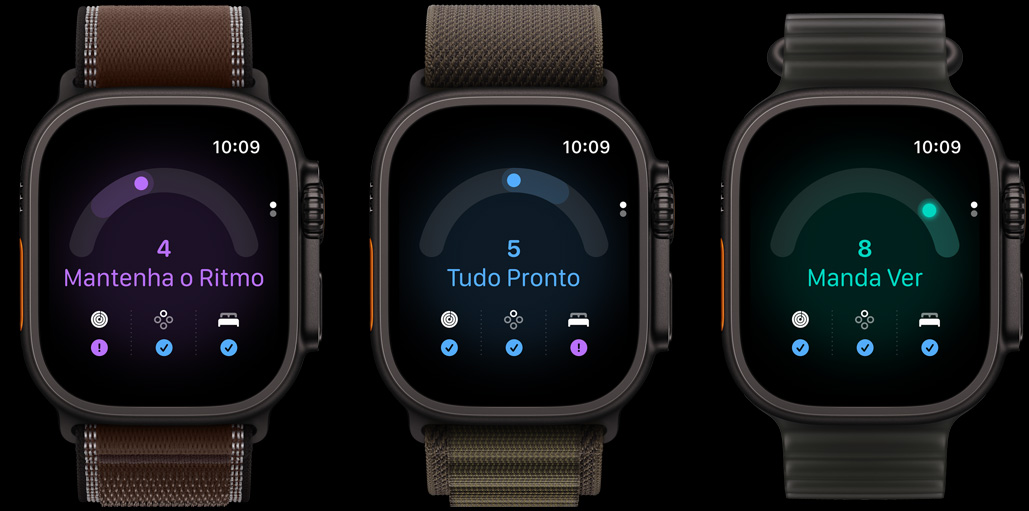 Três relógios Apple Watch Ultra 4: caixa preta de titânio, Pontuação de Prontidão 4, pulseira loop Trail bordô, caixa natural de titânio, Pontuação de Prontidão 5, pulseira loop Alpina deserto, caixa preta de titânio, Pontuação de Prontidão 8, pulseira Oceano alga-translúcida
