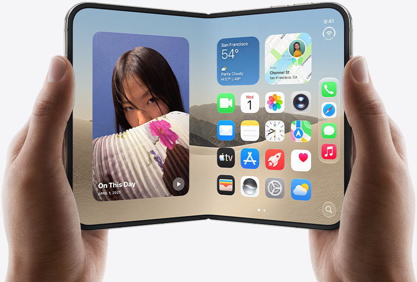 Duas mãos seguram um iPhone Duo aberto. À esquerda da tela está uma mulher. À direita está a Tela de Início com vários ícones de apps, incluindo Mensagens, Fotos, Câmera e App Store