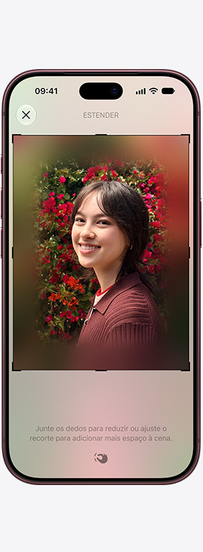 Tela do iPhone 18 Pro mostrando o recurso Remodelagem Espacial sendo usado para mudar o enquadramento de uma foto em close de uma pessoa com rosas vermelhas atrás