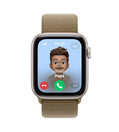 Apple Watch S E 3, boîtier en aluminium, couleur comète, écran affichant un appel entrant de papa, côté droit, couronne Digital Crown, bracelet sport à rabat, couleur olive (vert terreux)