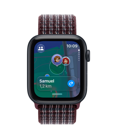 Apple Watch S E 3, boîtier en aluminium, couleur minuit, écran affichant l’app Localiser (Memoji sur une carte en arrière-plan), côté droit, couronne Digital Crown, bracelet sport à rabat, couleur tartan bourgogne