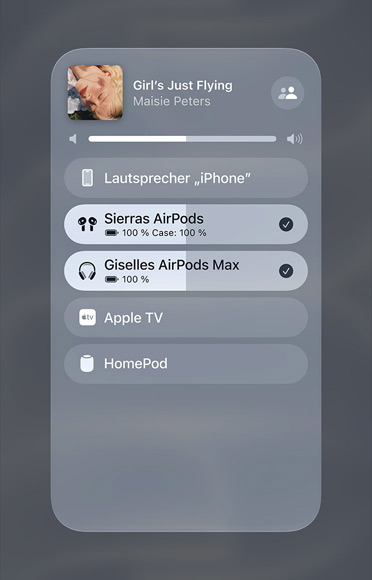 Bild eines Songs in Apple Music, der auf zwei Paar AirPods wiedergegeben wird.