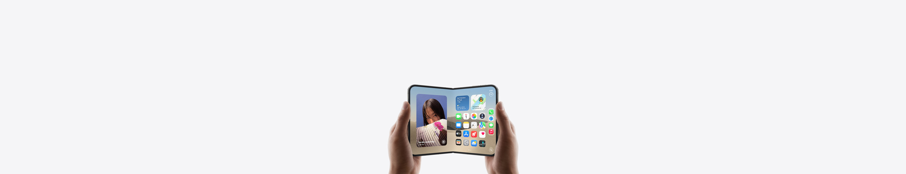 iPhone Duo, abierto, dos manos que lo sujetan en posición horizontal, la pantalla interior muestra la pantalla de inicio.