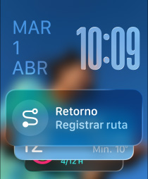 Tres modelos de Apple Watch: el del centro en color natural con un Grupo Inteligente que muestra el widget Retorno en la esfera; el de la derecha en negro azabache con la pantalla Entreno en la esfera, y el de la izquierda en oro rosa con Calidad del Sueño en la esfera