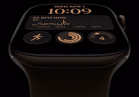 Apple Watch Series 12, boîtier en aluminium, bronze sombre, cadran Modulaire, complications : jour et date, Exercices, anneaux Activité, Apple Music, côté droit, Digital Crown, Bracelet Sport, olive