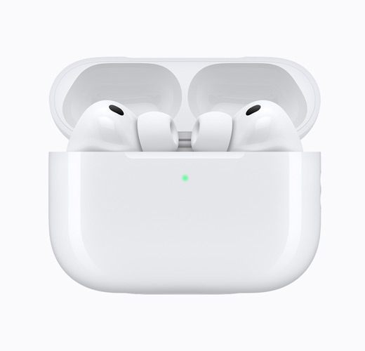 Des AirPods Pro 3 dans un boîtier de charge blanc ouvert
