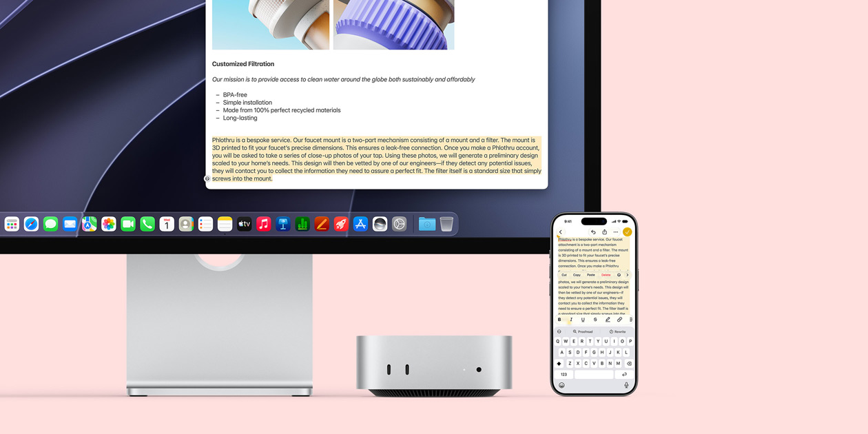 Mac mini, parte frontal, debajo de un Studio Display. A la derecha del dispositivo hay un iPhone. En la pantalla se muestra texto resaltado con los comandos Copiar, Pegar y Autorrellenar encima, que corresponden al texto resaltado en la pantalla, y se muestra Portapapeles Universal.