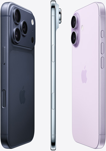 Lato con la fotocamera di iPhone 17 Pro blu profondo, profilo laterale di iPhone Air celeste e lato posteriore di iPhone 17 lavanda, disposti a ventaglio.
