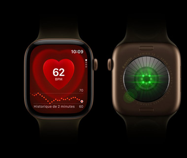 Deux Apple Watch Series 12 côte à côte ; vue de face d’une Apple Watch Series 12 sur la gauche, écran affichant un suivi de la fréquence cardiaque ; vue de dos d’une Apple Watch Series 12 sur la droite, lumières vertes vives