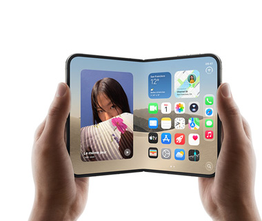 Deux mains tiennent un iPhone Duo ouvert, la photo d’une femme est affichée à gauche, un écran d’accueil avec diverses icônes d’apps, dont Messages, Photos, Caméra et App Store, est affiché à droite