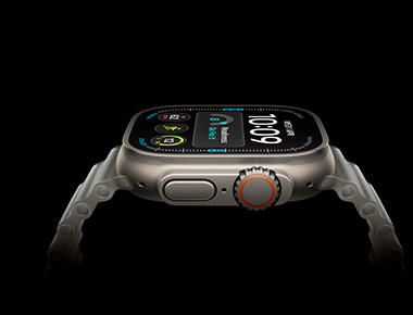 Apple Watch Ultra 4 側面圖，銀色鈦金屬錶殼；展示數字時間、健康與健身指標、橙色數碼旋鈕及側邊按鈕