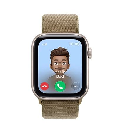 Apple Watch SE 3，星光色鋁金屬錶殼，配搭水手布藍色 (淺藍灰色) 運動手環錶帶，螢幕顯示是 Dad 的來電