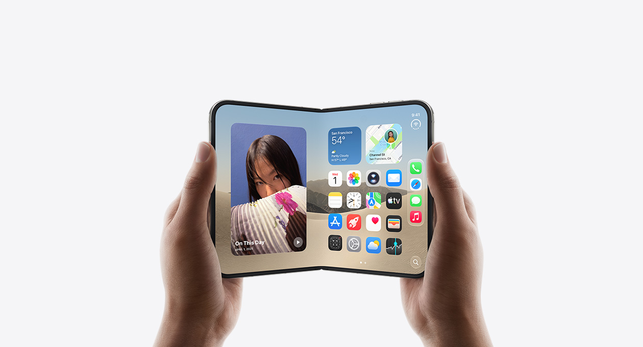 兩隻手拿著橫向打開的星光白色 iPhone Duo，機身內部展示 iOS 主畫面，左側為相片，右側為各款 app。