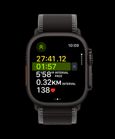 Apple Watch Ultra 3, crna boja, kućište od titanija, Tipka postupka pokreće sljedeći interval u Treningu