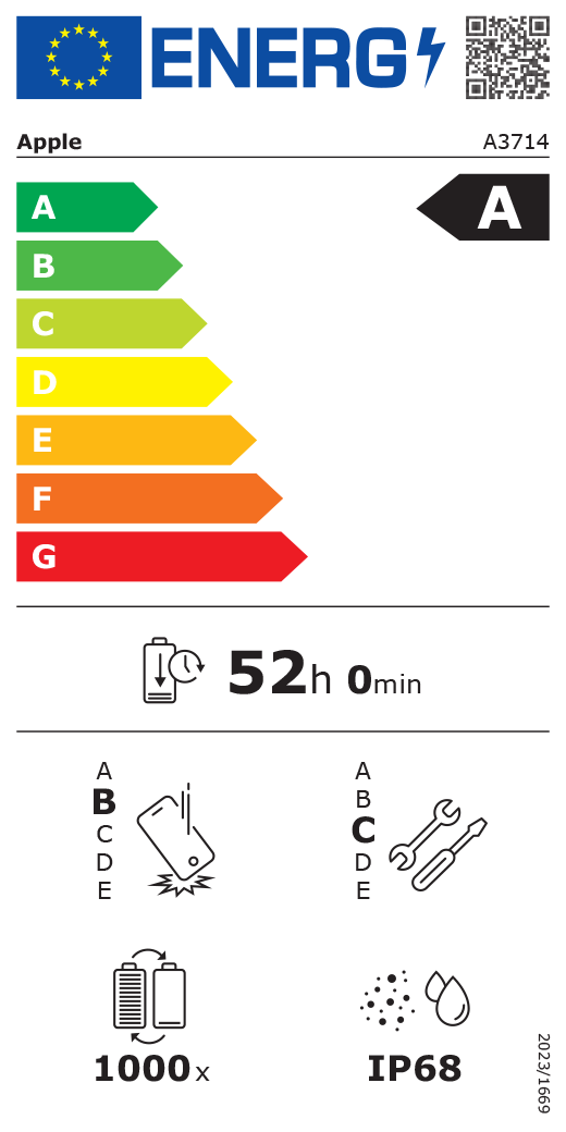 Európai uniós energiacímke QR-kóddal és információkkal. Az A3714-es Apple-modell A osztályú az energiahatékonysági osztályok A-tól (leghatékonyabb) G-ig (legkevésbé hatékony) terjedő skáláján. Az akkumulátor ciklusonkénti tartóssága 52 óra és 0 perc (teljesen feltöltött akkumulátorról). A termék B osztályú az ismételt leejtés elleni védelem A-tól (legellenállóbb) E-ig (legkevésbé ellenálló) terjedő skáláján és C osztályú a javíthatóság A-tól (leginkább javítható) E-ig (legkevésbé javítható) terjedő skáláján. Az akkumulátor tartóssága 1000 ciklus. IP68-as por- és vízállósági besorolás, 2023/1669-es rendelet.