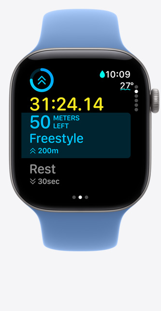 Apple Watch Series 12 asztroszürke alumíniumtokkal, az edzés képernyőjén medencés úszás követése jelenik meg, a kijelzőn mérőszámok, iringókék sportszíj