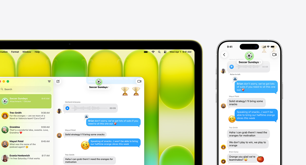 MacBook Neo, warna kuning sitrus, menampilkan obrolan grup di aplikasi Pesan berjudul ”Soccer Sundays” dan pesan terbaru lainnya, iPhone di sebelahnya menampilkan obrolan grup yang sama