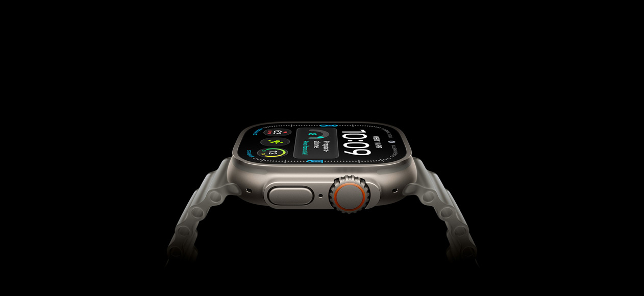 Apple Watch Ultra 4, cassa in titanio naturale, lato destro, Digital Crown, tasto laterale in rilievo, quadrante digitale, cinturino Ocean grigio traslucido