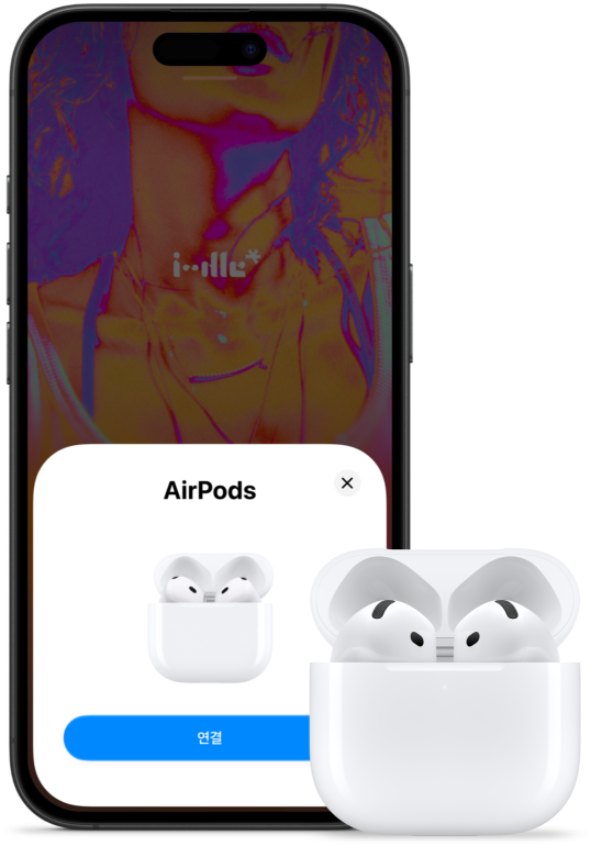 열려 있는 충전 케이스 안에 AirPods 5가 담겨 있는 모습. 그 옆에 있는 iPhone은 AirPods 5가 연결되었음을 알려줍니다.