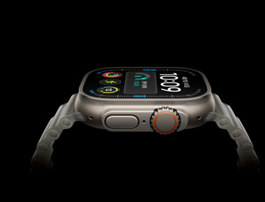 Apple Watch Ultra 4 옆면. 티타늄 케이스, 실버 색상, 디지털 시간 디스플레이, 건강 및 피트니스 수치, 오렌지 테두리의 Digital Crown 측면 버튼이 보입니다.