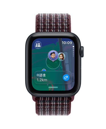 Apple Watch SE 3, 미드나이트 색상 알루미늄 케이스 및 ‘나의 찾기’ 앱(지도 배경에 미모지)이 표시되고 오른쪽 옆면 외관에 Digital Crown 다이얼이 보이는 모습. 버건디 플레이드 색상 스포츠 루프 밴드의 모습