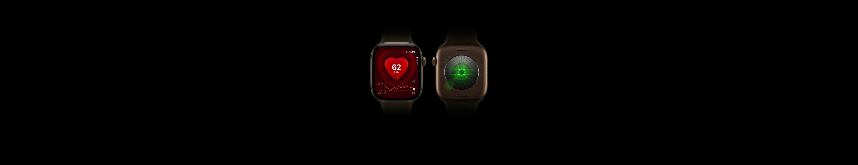 두 대의 Apple Watch Series 12 기기, 알루미늄 케이스, 다크 브론즈 색상, 올리브 스포츠 밴드, 하나는 심박수 앱이 표시된 시계 앞면을, 하나는 녹색 LED 조명이 빛나는 건강 감지 시스템을 갖춘 시계 후면을 보여줍니다.