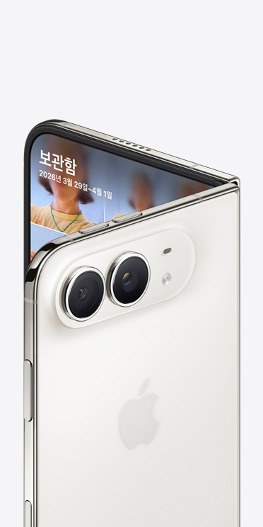 iPhone Duo 스타 화이트 색상 뒷면 전체에 중앙의 Apple 로고, 48MP 듀얼 Fusion 카메라 시스템이 보이고, 일부 보이는 앞면 내부에는 사진 보관함이 표시되어 있습니다.