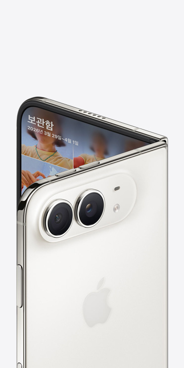 iPhone Duo 스타 화이트 색상 뒷면 전체에 중앙의 Apple 로고, 48MP 듀얼 Fusion 카메라 시스템이 보이고, 일부 보이는 앞면 내부에는 사진 보관함이 표시되어 있습니다.