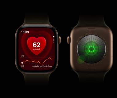 اثنتان من ساعات Apple Watch Series 12 جنباً إلى جنب؛ لقطة أمامية لساعة Apple Watch Series على اليسار، شاشة تعرض مراقب معدل نبض القلب؛ لقطة خلفية لساعة Apple Watch Series 12 على اليمين، أضواء ساطعة متوهجة، لون أخضر