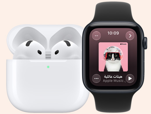 سماعات AirPods في علبة شحن MagSafe، مفتوحة، زوايا مدورة، ضوء مؤشر شحن أخضر، ساعة Apple Watch SE 3، إطار ألومنيوم، لون سماء الليل، تطبيق Apple Music، غلاف قائمة التشغيل، حزام رياضي، لون أسود