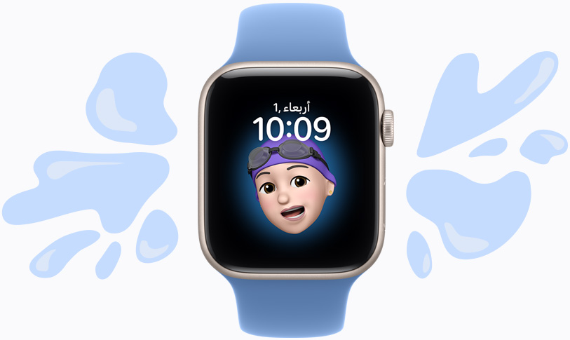 ساعة Apple Watch SE 3، إطار ألومنيوم، لون ضوء النجوم، واجهة الساعة ميموجي، رسم يوضح ميزة مقاومتها للماء عبر طرطشة قطرات الماء بعيداً عنها، حزام رياضي، لون أزرق الأزهار البرية