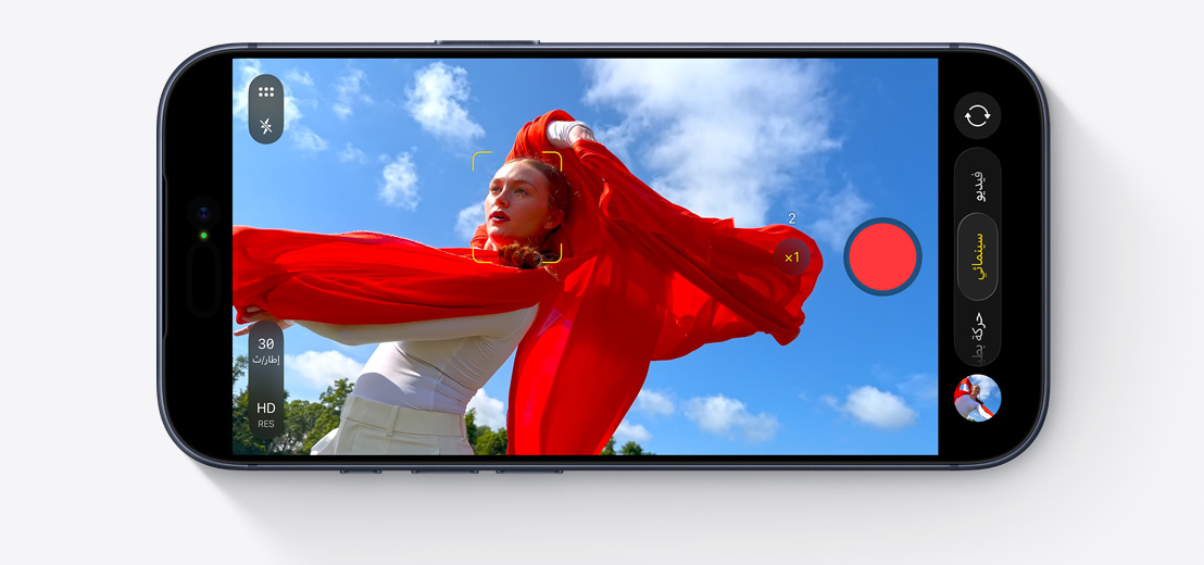 شابان من صناع الأفلام يقومان بإخراج مشهد لمجموعة من الشباب باستخدام iPhone 18 Pro بلون جليدي مثبت على حامل ثلاثي القوائم