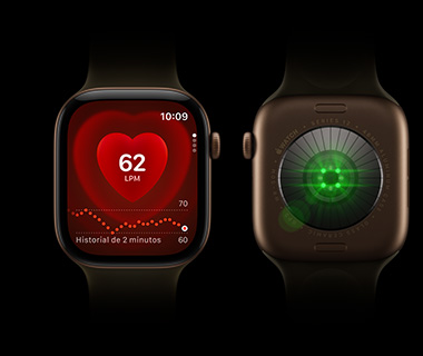 Dos dispositivos Apple Watch Series 12 uno al lado del otro, vista frontal de un Apple Watch Series 12 a la izquierda, la pantalla muestra el monitor de frecuencia cardiaca, vista posterior de un Apple Watch Series 12 a la derecha, luces brillantes, color verde