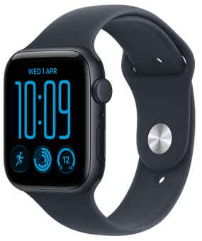Apple Watch SE 3, koperta z aluminium w kolorze północy, widoczny prawy bok urządzenia, pokrętło Digital Crown, mikrofon, przycisk boczny, pasek sportowy w kolorze czarnym, zapięcie z napą i szlufką w kolorze metalicznego srebra