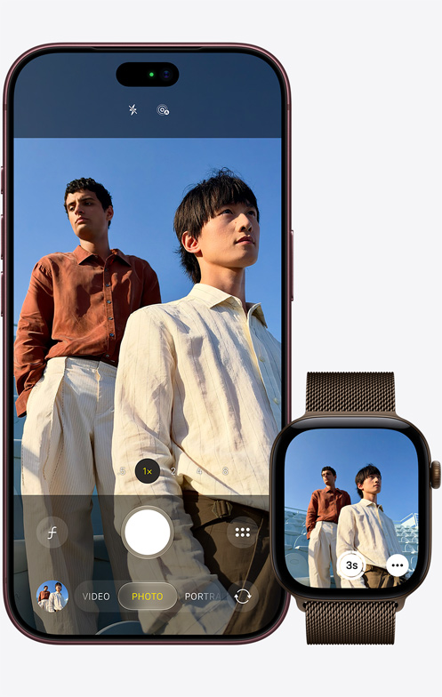 Widoczny od przodu iPhone 18 Pro, aparat robi zdjęcie dwóm mężczyznom na tle błękitnego nieba, obok Apple Watch Ultra 3 z otwartą aplikacją Pilot aparatu
