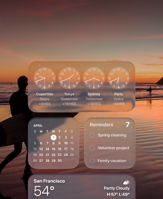 Widgeturi Ceas Liquid Glass, Calendar, Memento-uri și Vremea pe ecranul macOS Tahoe, peste o imagine cu un surfer mergând pe plajă la apusul soarelui