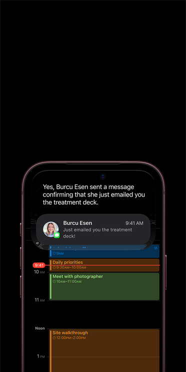 iPhone 18 Pro, Burgonya rengi, önden kısmi görünüm, ekranda Apple Intelligence kullanılarak Siri AI ile gerçekleştirilen bir konuşma ve ekranın altında bir sunumun düzenlenmesiyle ilgili bir iMessage ile takvim uygulaması gösteriliyor