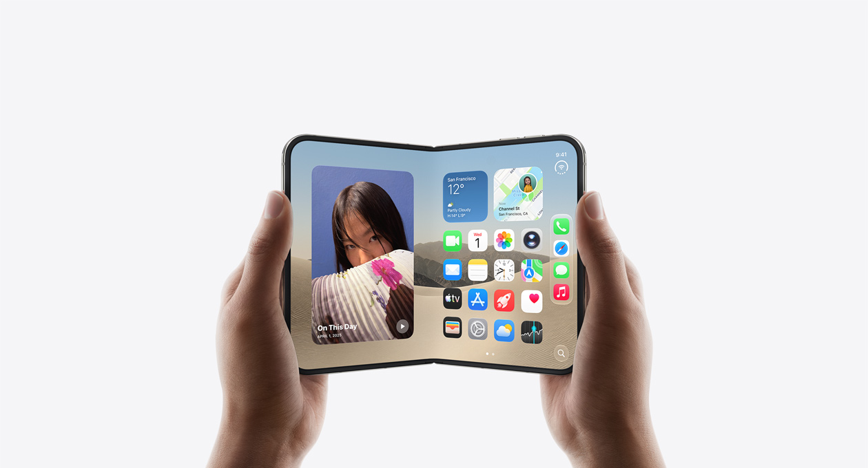 iPhone Duo, iki el tarafından yatay pozisyonda tutuluyor, iç kısmın dıştan görünümü, Yıldız Rengi, iOS ana ekran görüntüsü, solda fotoğraflar, sağda uygulamalar