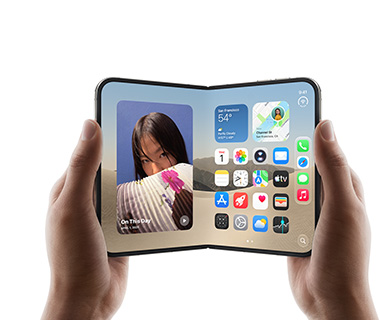 雙手握著打開的 iPhone Duo，螢幕左側顯示一名女子的照片，螢幕右側顯示主畫面，上面有訊息、照片、相機和 App Store 等多款 app 的圖像
