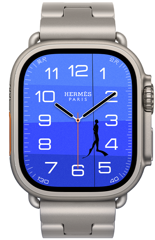 原色鈦金屬錶殼 Apple Watch Hermès Ultra 4,採用 Fathom 與 Wonder 指針錶面 (小時、分鐘與秒針,以及水深複雜功能,一名潛水員正向上游動,遊過由深藍漸層至淺藍的海洋),右側外觀上有數位錶冠、凸起的側邊按鈕,搭配 Gris Titane 鈦灰色 Grand H Titane 錶帶,背景是水下場景,橙色浮標漂浮在藍色海洋上,海水顏色向海床逐漸變深,兩隻淡藍色海馬守護著海床上漂浮的橙色 Hermès 盒子