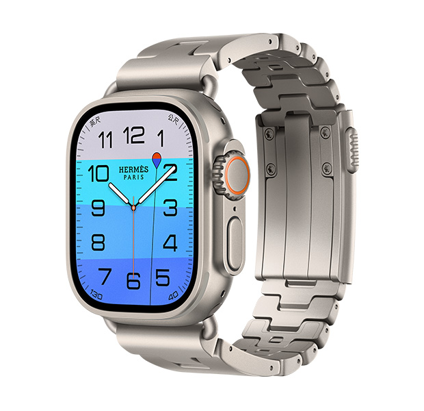 原色鈦金屬錶殼 Apple Watch Hermès Ultra 4,採用 Fathom 與 Wonder 指針錶面 (小時、分鐘與秒針,以及水深複雜功能,橘色的浮標漂浮在透藍的海面上,海面由淺藍漸變至中藍),右側外觀上有數位錶冠、凸起的側邊按鈕,搭配 Gris Titane 鈦灰色 Grand H Titane 錶帶