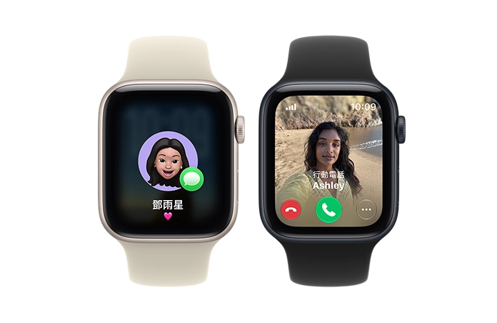 兩部 Apple Watch SE 3 裝置，展示星光色和午夜色鋁金屬錶殼，螢幕分別顯示 Memoji 和來電，右側外觀上有數位錶冠轉盤，搭配沙色 (淺小麥色系) 和黑色運動型錶帶