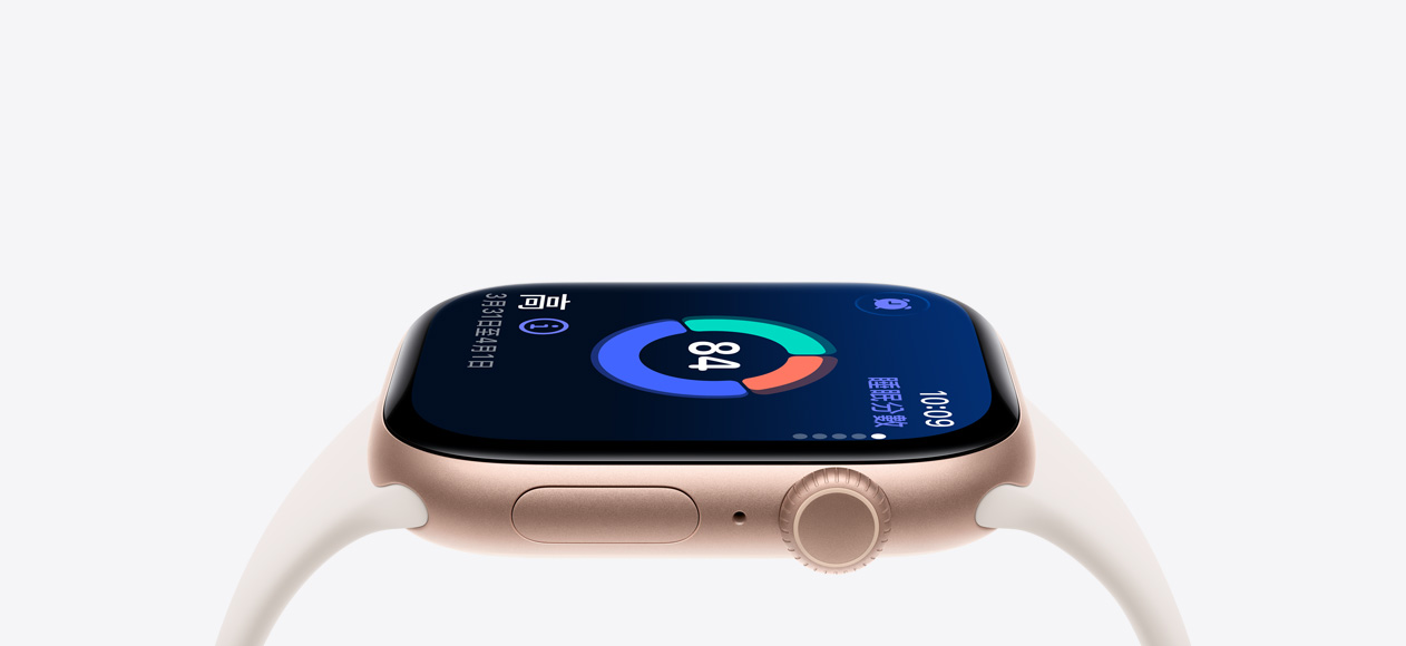 Apple Watch Series 11 硬體的精彩特寫，展示玫瑰金色鋁金屬錶殼，搭配星光色運動型錶帶，螢幕顯示睡眠分數