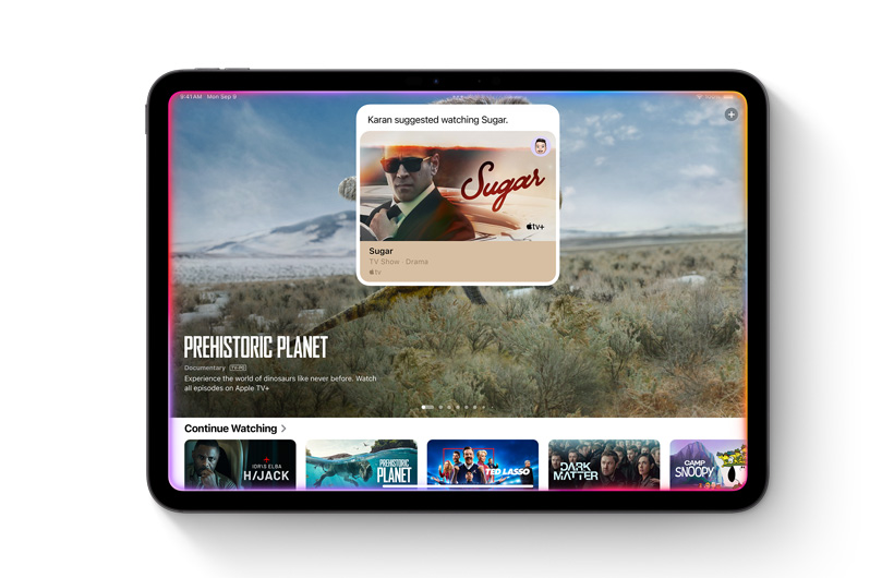 Apple TVアプリの通知に、連絡先に登録している人から番組のおすすめが共有されたことが表示されている