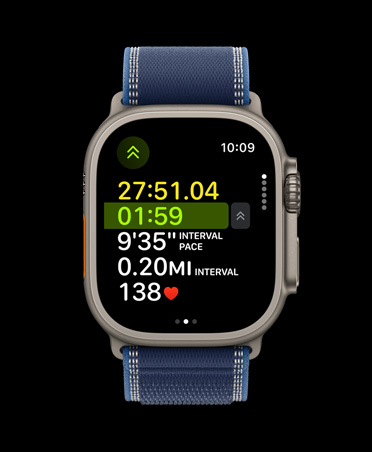 Apple Watch Ultra 3 med urkasse i farven naturligt titanium, avancerede målinger for træningstypen Løb udenfor og Trail Loop-rem i blå/klar blå