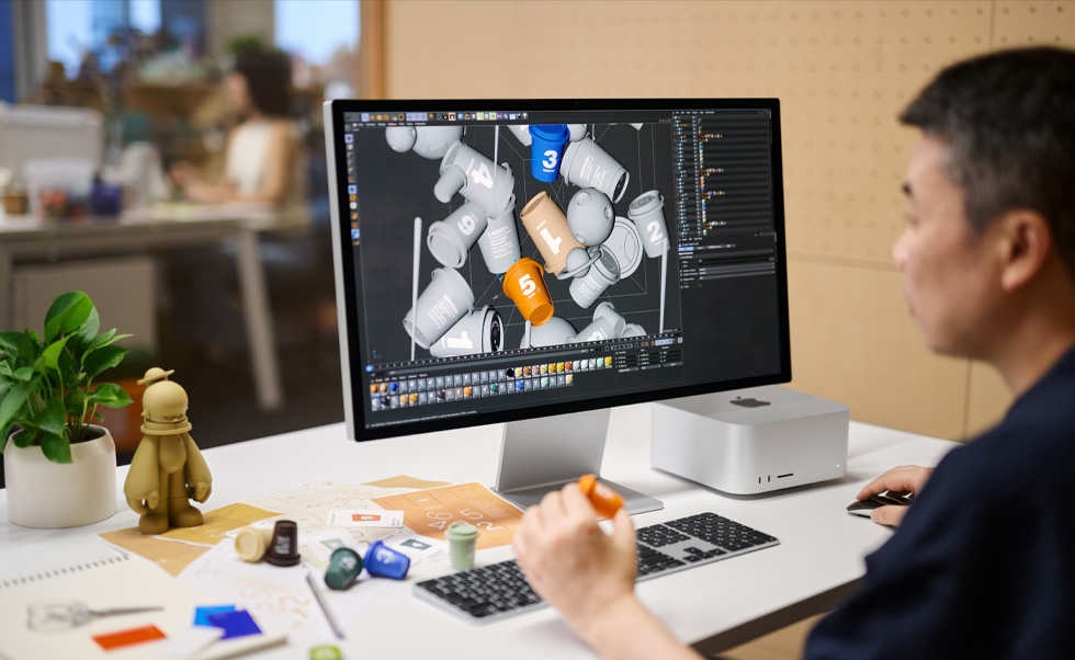 Ein Designer nützt den Mac für 3D Rendering.