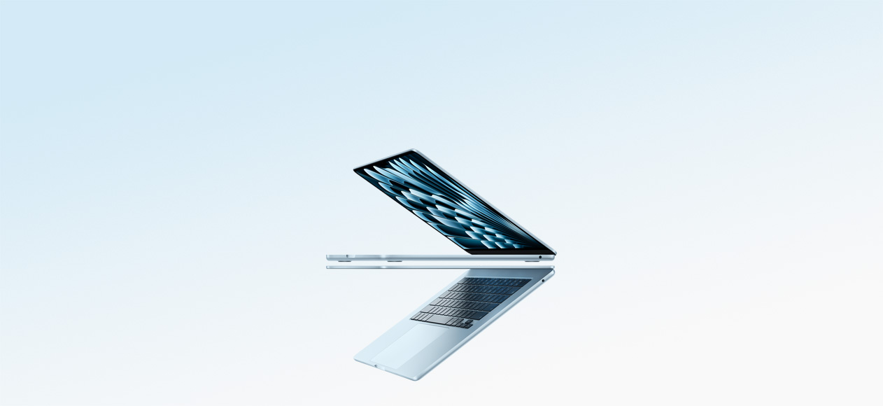 Dos laptops MacBook Air azul cielo abiertas y superpuestas que forman una flecha para mostrar su perfil delgado