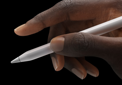 En bruger holder Apple Pencil Pro mellem tommel- og pegefinger.