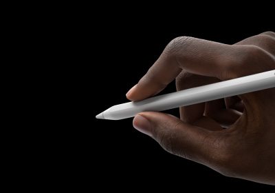 En hånd, der er klar til at skrive med Apple Pencil Pro. Spidsen peger mod en brugerflade, der viser en ny værktøjspalet.