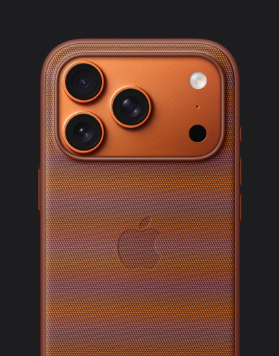 „iPhone 17 Pro“, galinės pusės dalis, kosminės oranžinės spalvos, su oranžiniu „TechWoven“ austu dėklu ir „MagSafe“